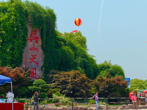 西湖——卷地风来忽吹散，望湖楼下水如天