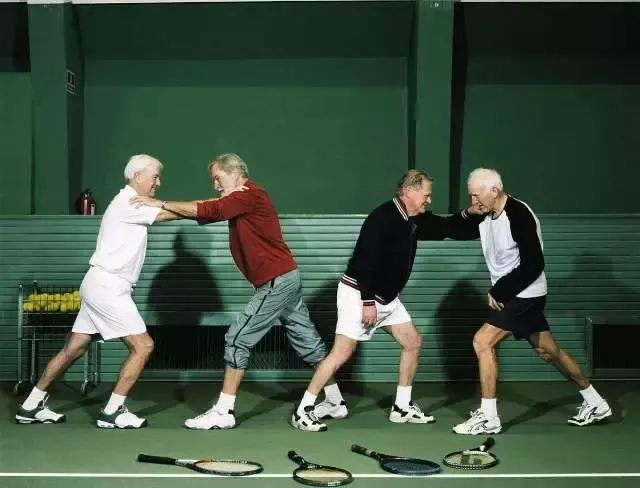 专业网球袜(业余网球爱好者如何避免常见网球伤病)