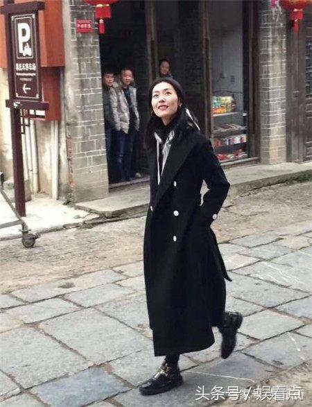 大表姐刘雯回老家，素颜逛街被疑抽烟？模特界身价已排名第一！