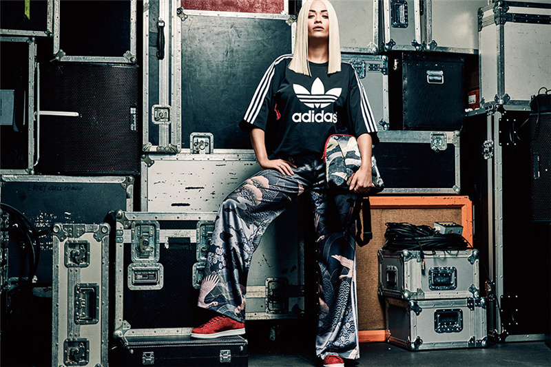 世界杯图像黑白线稿(跨界联名玩得飞起，adidas Originals 女装线今年故事多)