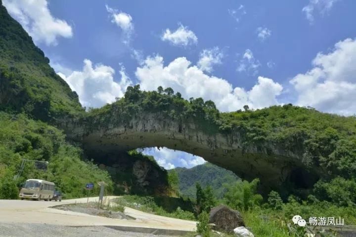 凤山县隶属广西壮族自治区河池市,因"环山似凤,环凤皆山"而得名.