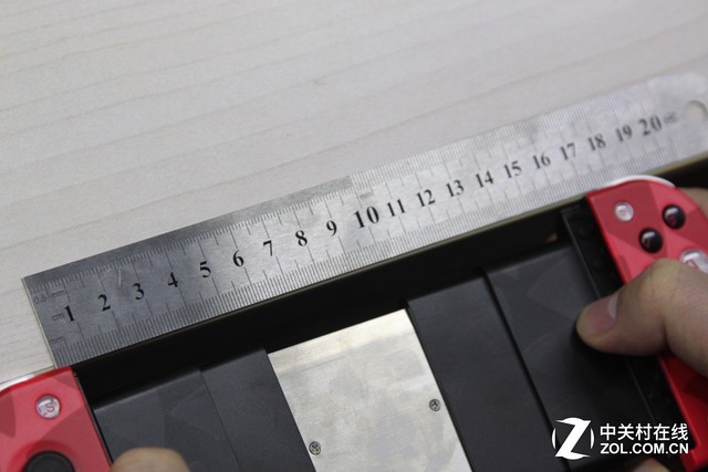 北通w1手柄最大可夹持长度为17厘米的手机而手机全面屏绝大多数为18:9