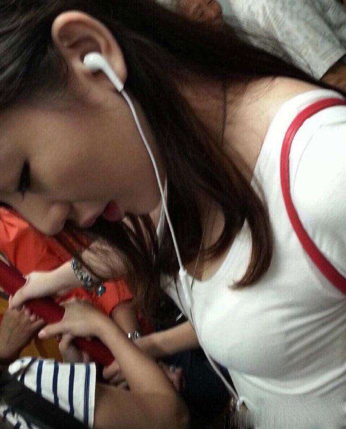 江西90后女大学生“乳”此动人，成地铁上的焦点，让我魂牵梦绕！