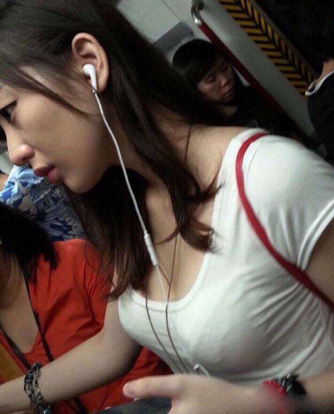 江西90后女大学生“乳”此动人，成地铁上的焦点，让我魂牵梦绕！