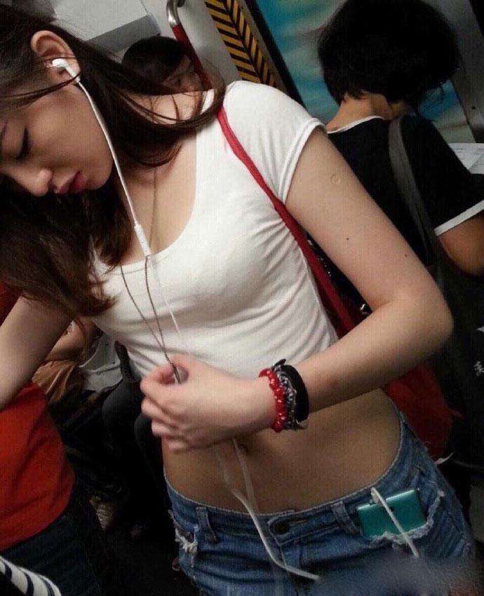 江西90后女大学生“乳”此动人，成地铁上的焦点，让我魂牵梦绕！