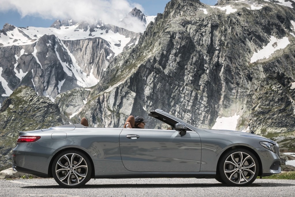 全新 e 级敞篷版也会提供柴油版的 e 220d 和汽油版的 e 200,e 300,e