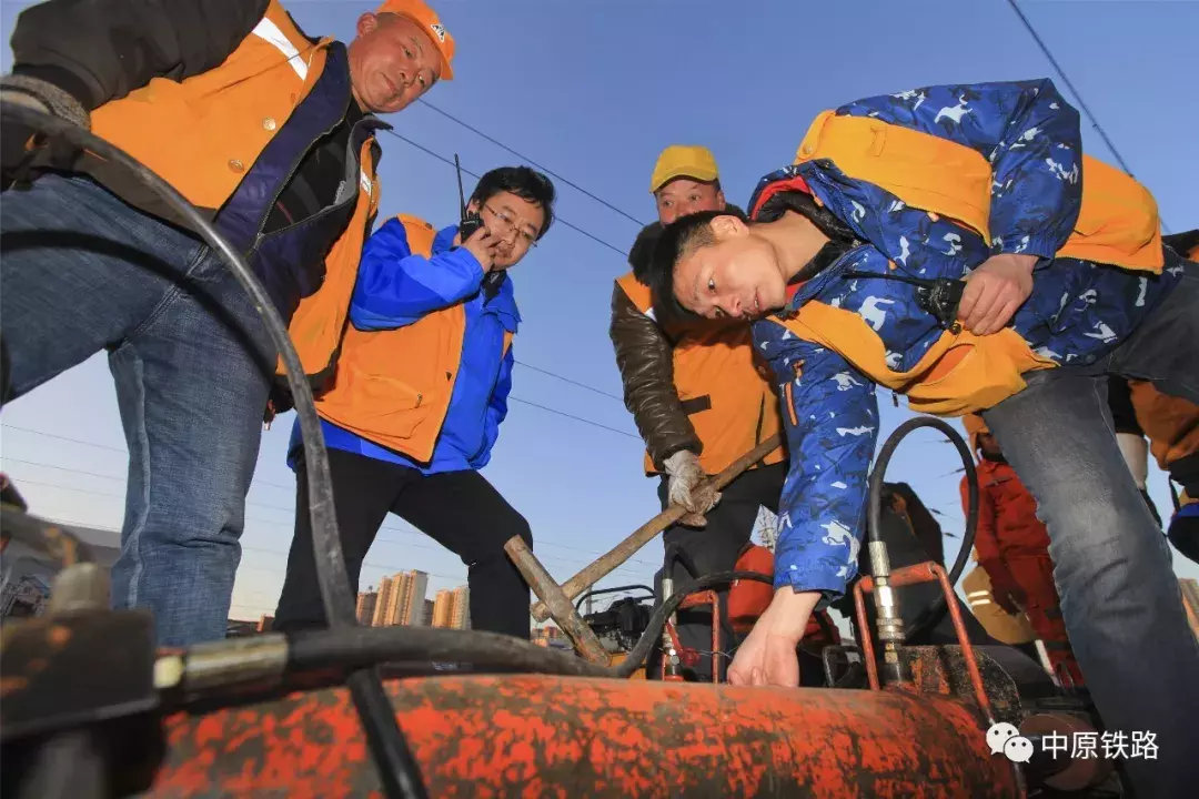 “热火”耀夕阳——南阳工务段针对站场3道更换无缝钢轨施工