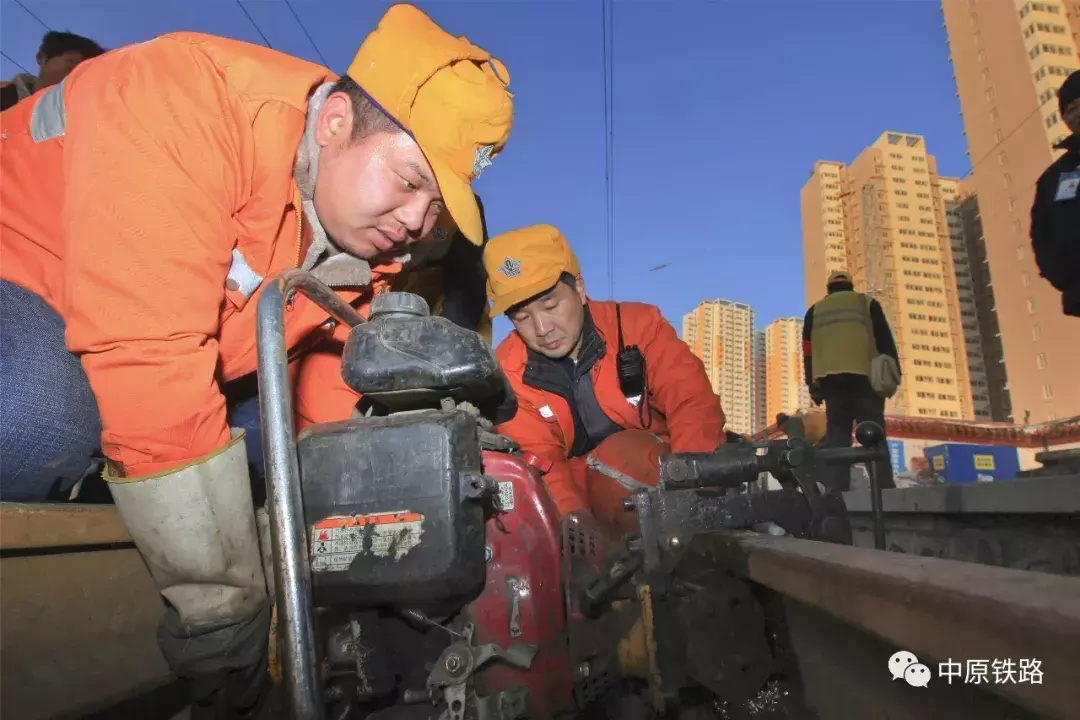 “热火”耀夕阳——南阳工务段针对站场3道更换无缝钢轨施工