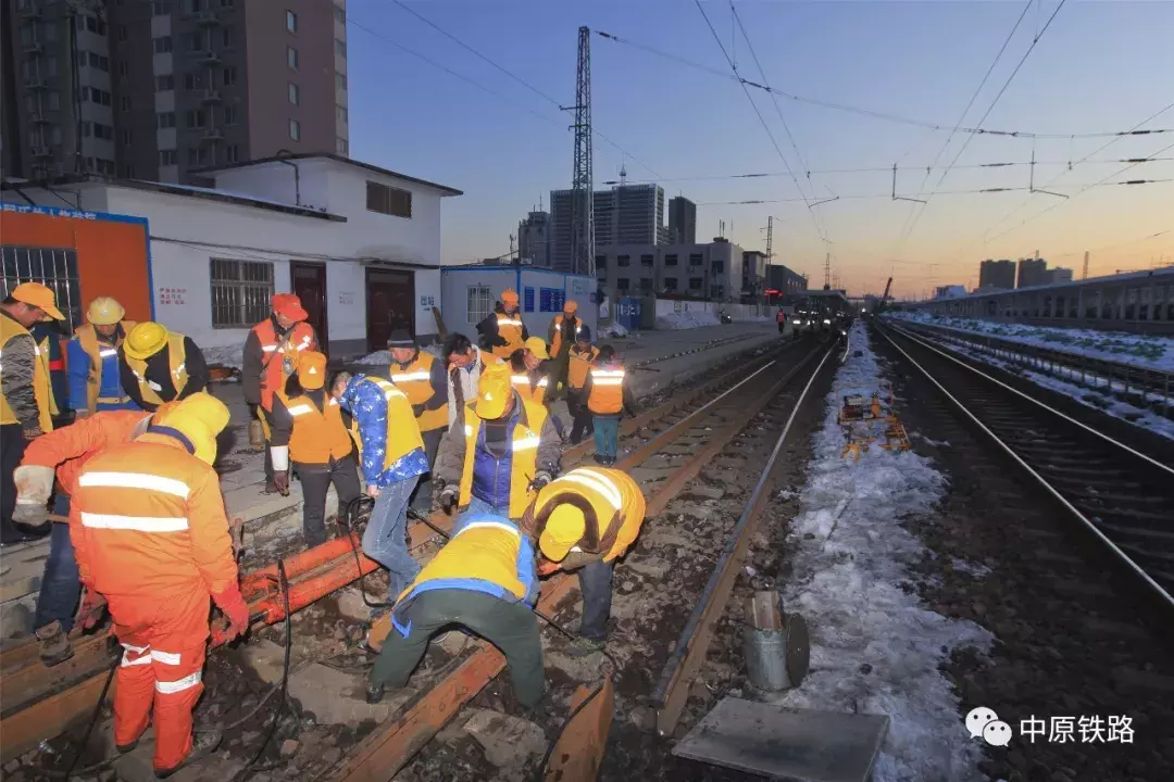 “热火”耀夕阳——南阳工务段针对站场3道更换无缝钢轨施工