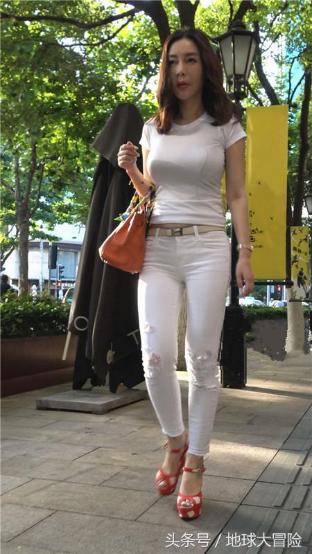 街拍：丰满的成熟美女纯白搭配服装