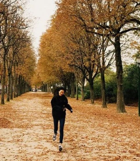 刘雯机场街拍最新_刘雯机场穿搭图片