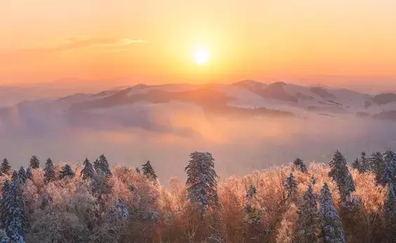 长白山 千年积雪万年松，直上人间第一峰