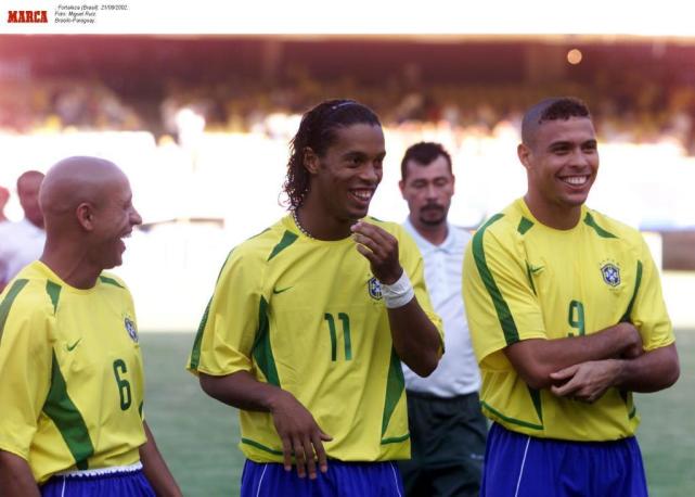 罗纳尔迪尼奥中国行夜御三女真的吗(美女夜店榨干了小罗的足球天赋