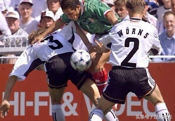 1998世界杯布兰科过人(今天是墨西哥名将布兰科44岁生日，还记得他标志性的蛙跳过人吗？)