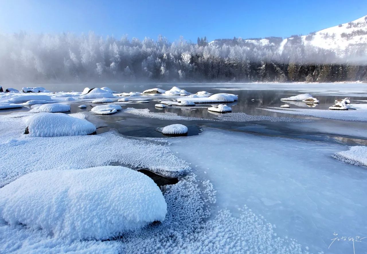 雪地足球比赛美篇(人间仙境喀纳斯，极少数人能看到的冬日雪景，美爆了！)