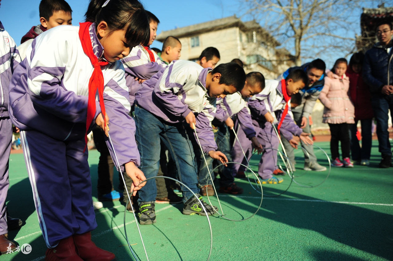 8个幼儿园最典型的课件小游戏,跳房子翻花绳等,童年乐趣多有多