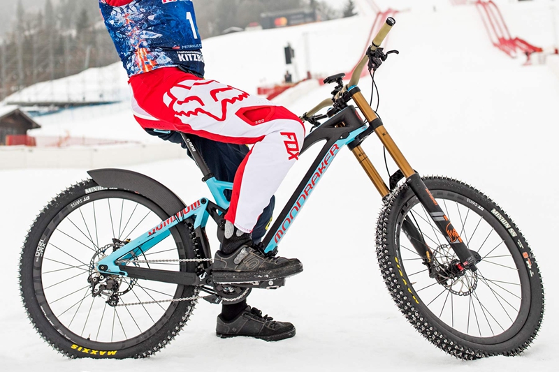 世界杯自行车速降(最高时速103公里!43岁红牛车手雪山速降)