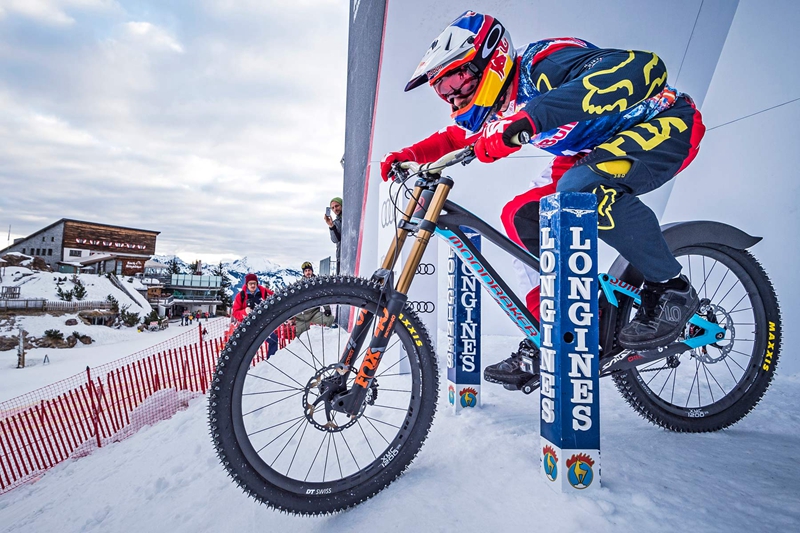 43岁红牛车手雪山速降)