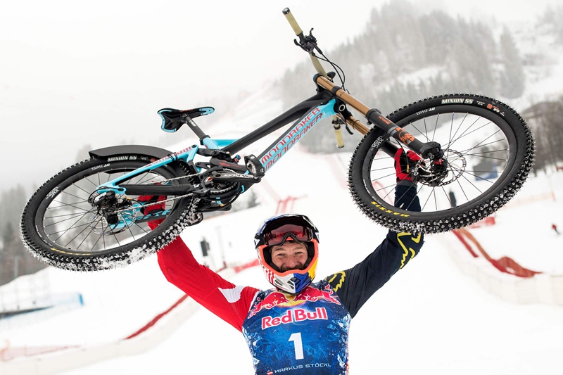 43岁红牛车手雪山速降)