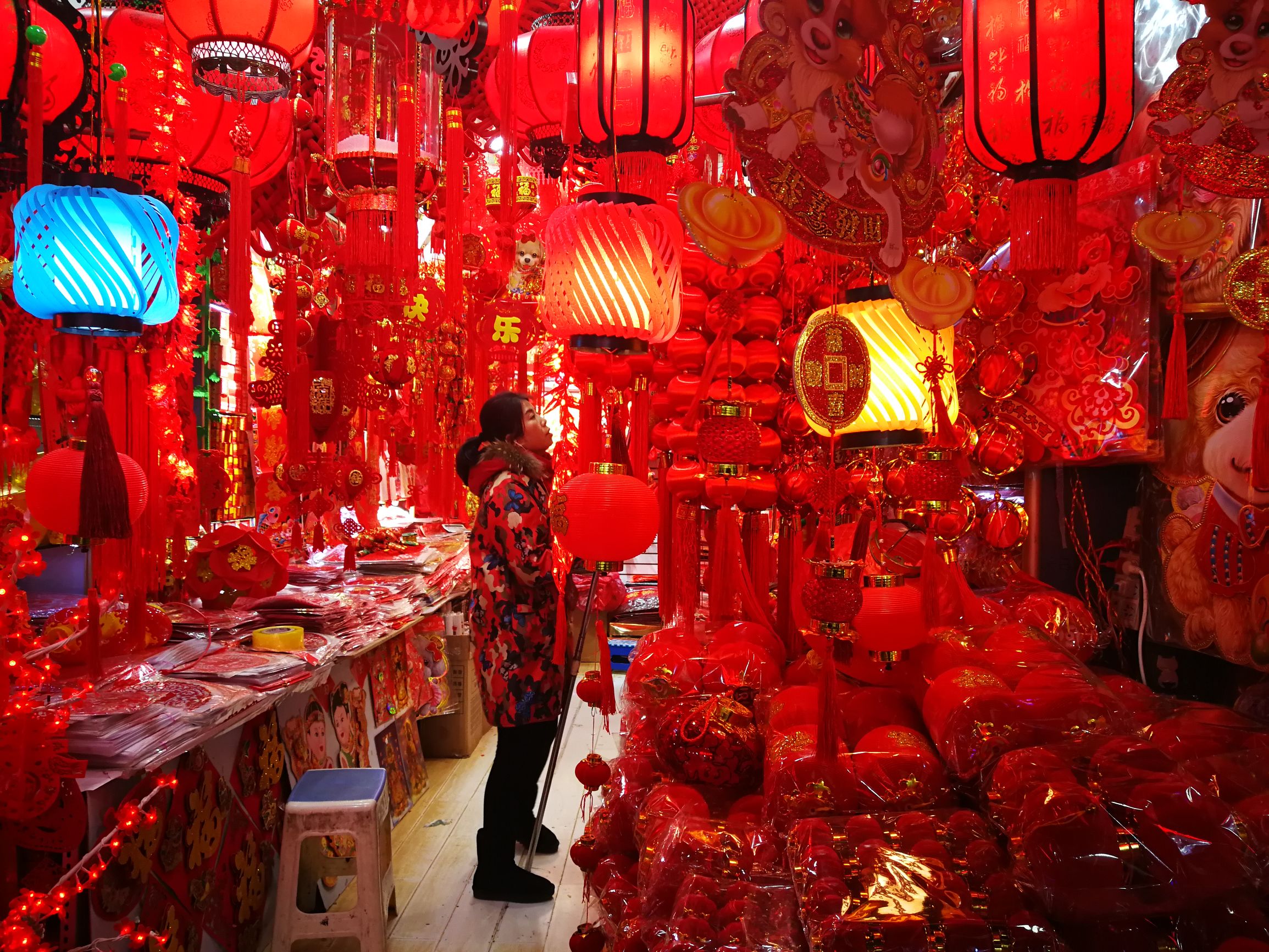 狗年春节临近,置办年货忙,生肖玩偶受喜爱