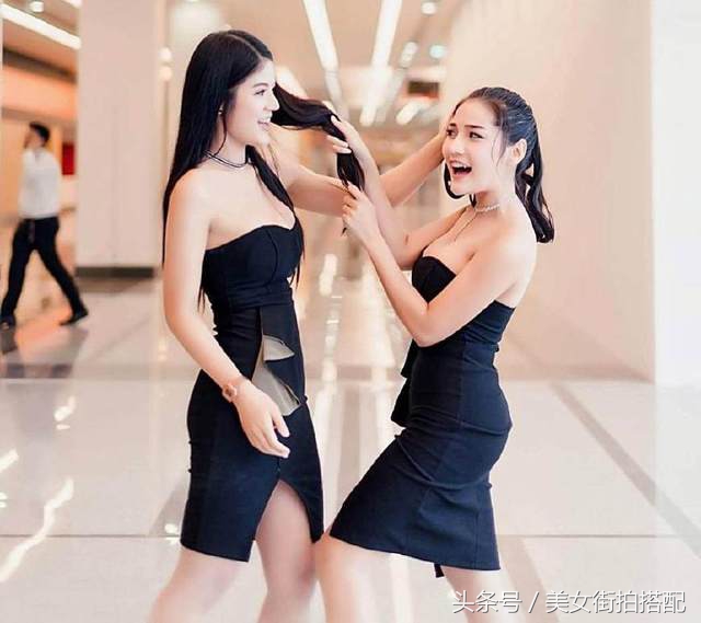 双胞胎模特身穿同样低胸露肩连衣裙，哪个更美？