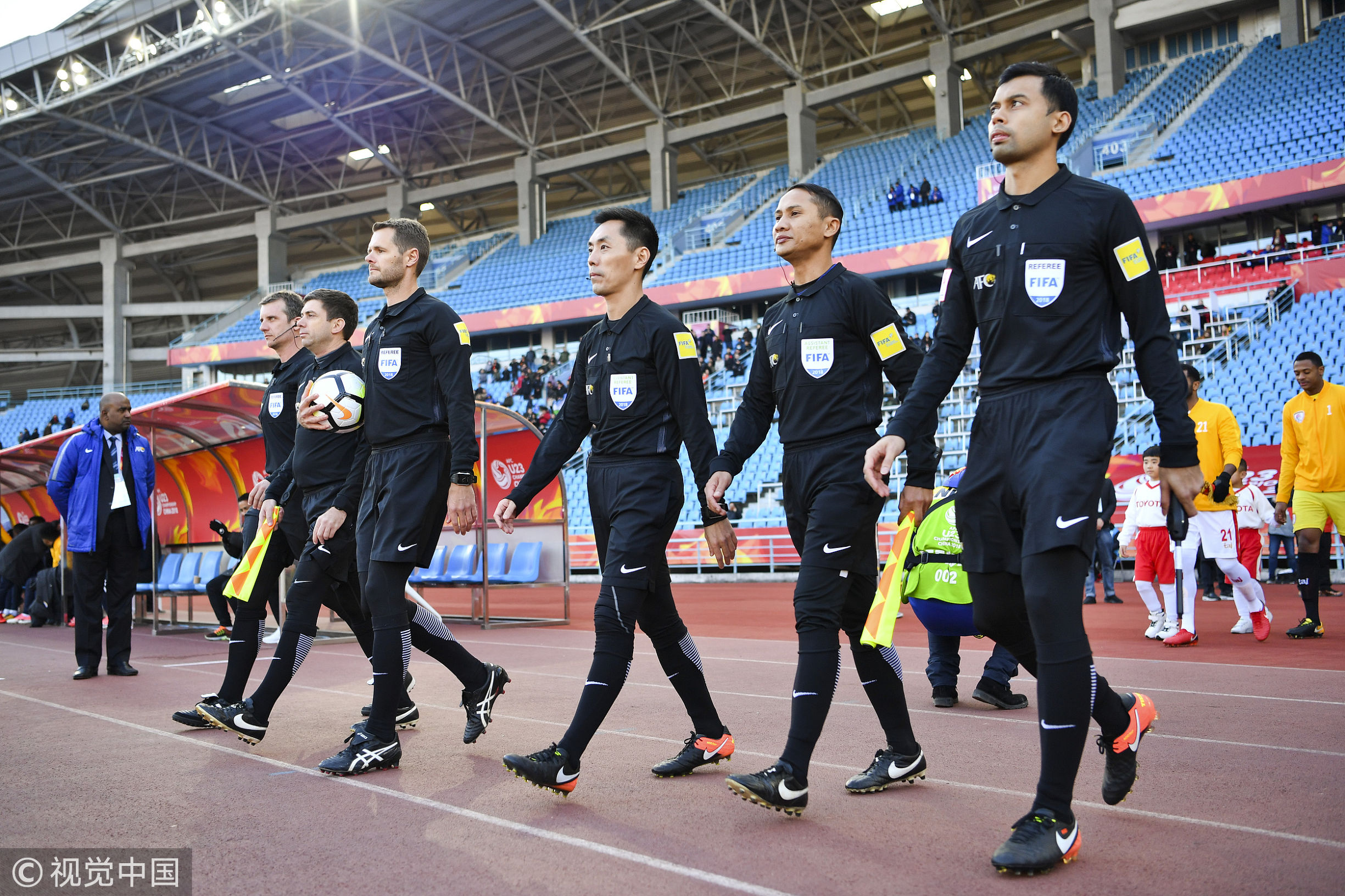 足球裁判规则书(孙指说球第14期:细说足球裁判员的相关规定)