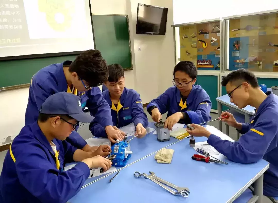 成为技能大师的机会来了！徐工技师学院2018年开始招生啦！