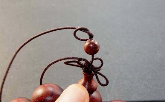 手链打结方法收尾(手串收尾必学编绳技法,弟子珠凤尾结)