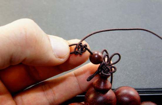 手链打结方法收尾(手串收尾必学编绳技法,弟子珠凤尾结)