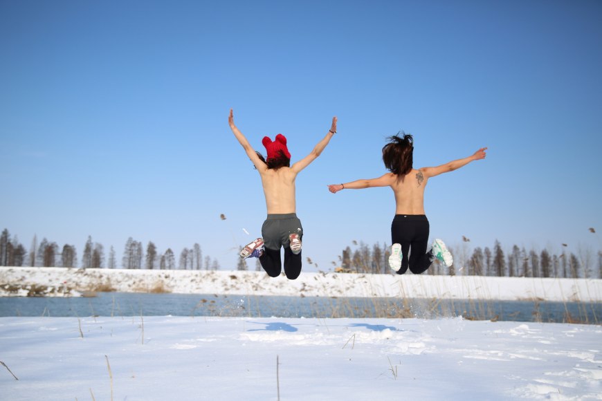 滑冰鞋教学视频下坡(下雪天跑步打滑？还不是因为跑姿差！雪天跑步不摔跤的秘诀献给你)