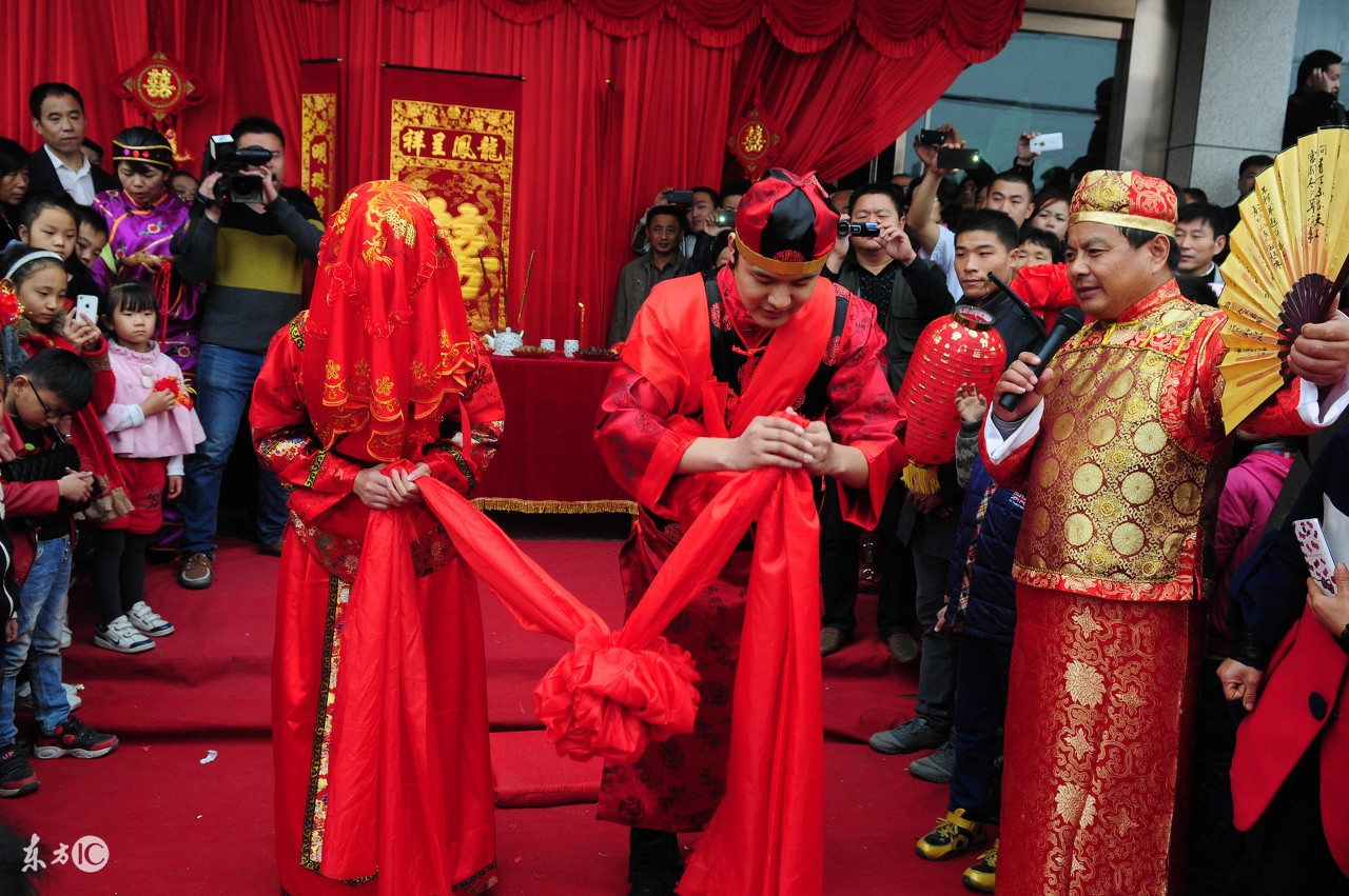 远古的婚姻,以掠取婚为主,由于抢婚多是在黑夜进行,所以婚姻最早称为"