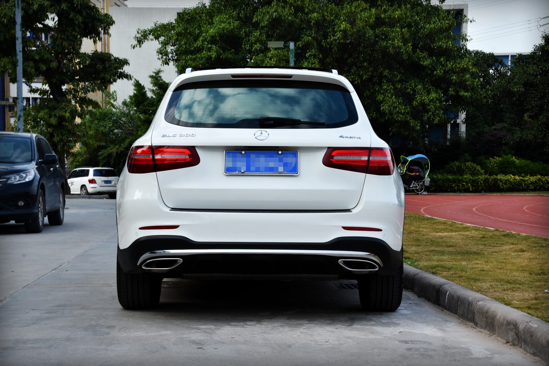 奔驰glc动感300用车感受和改装心得,车主:发现了这4个缺点!