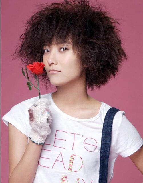 爆炸头的烫发方法也有很多,这款是玉米须小卷烫发,将刘海和两边的头发