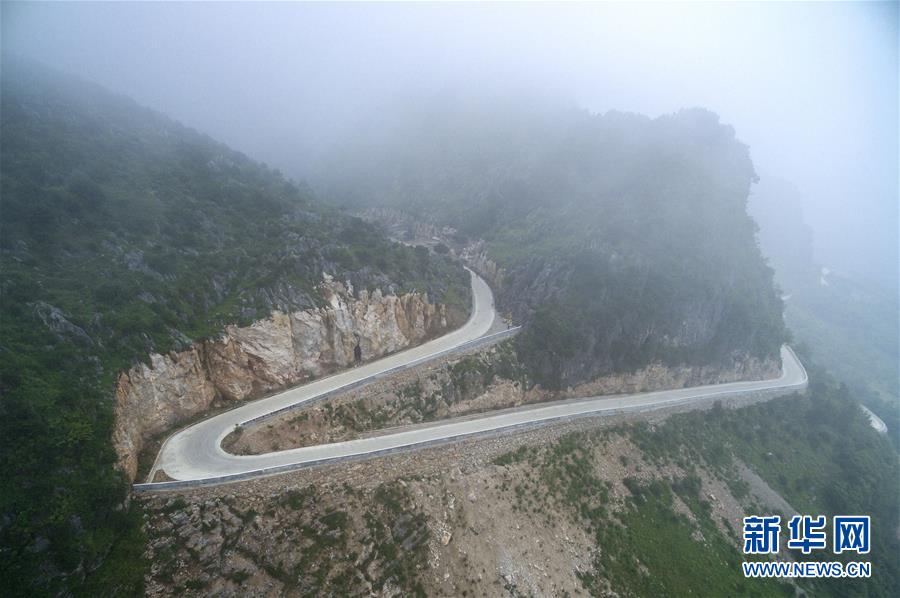 抬脚踏上水泥路，出门坐上公交车