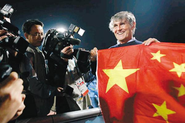 2001年世界杯中国出线时间(谈笑风生的米卢回来了，中国依旧没读懂他的“快乐足球”)