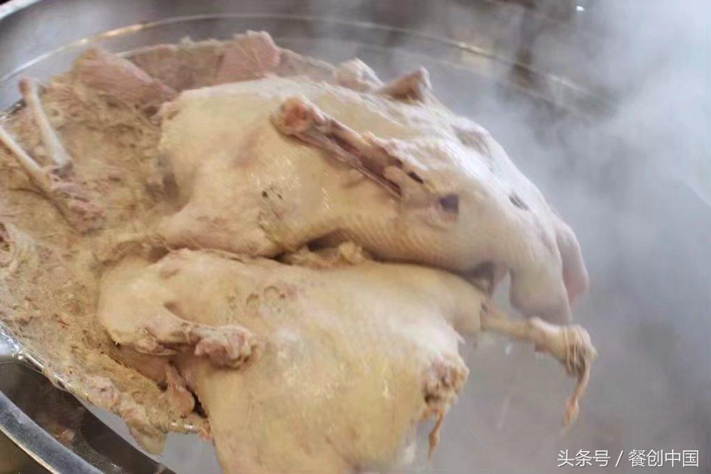 父子两代人在南京开鸭血粉丝店 3家店 年入200多万