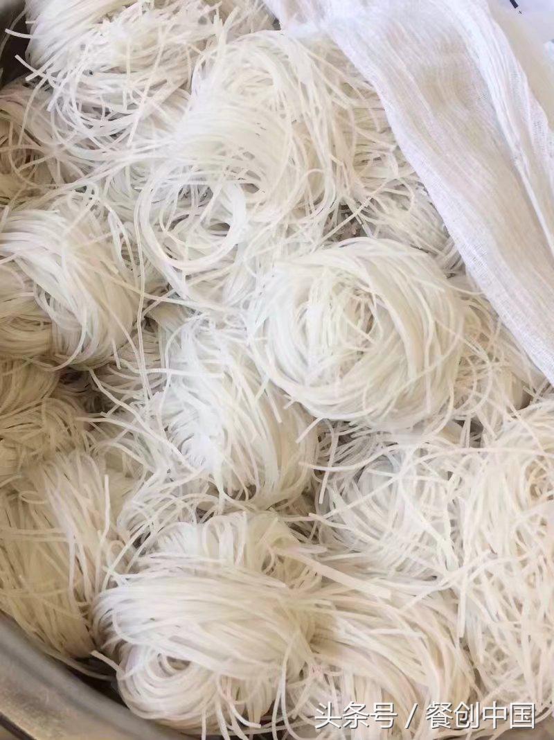 父子两代人在南京开鸭血粉丝店 3家店 年入200多万