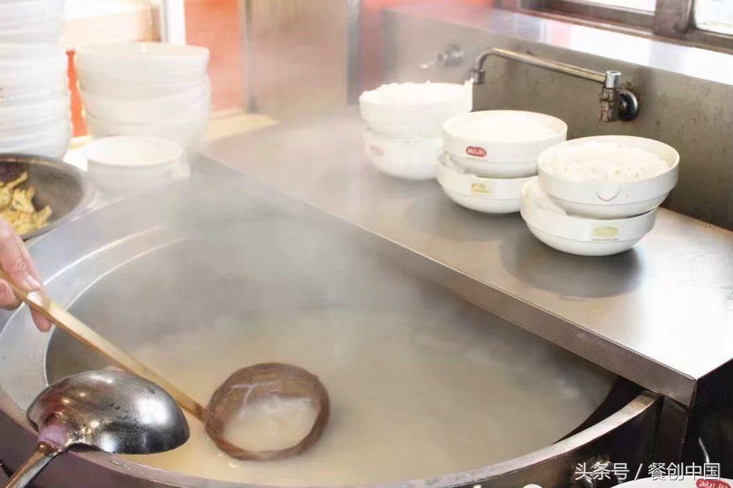 父子两代人在南京开鸭血粉丝店 3家店 年入200多万