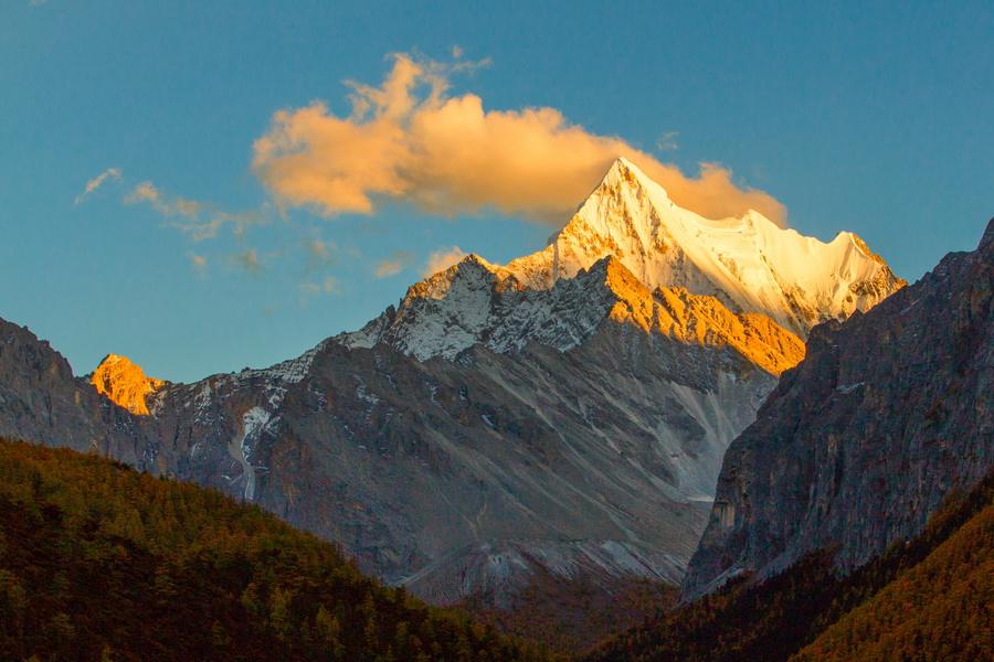 稻城亚丁跟香格里拉哪个风景更好_稻城亚丁香格里拉镇
