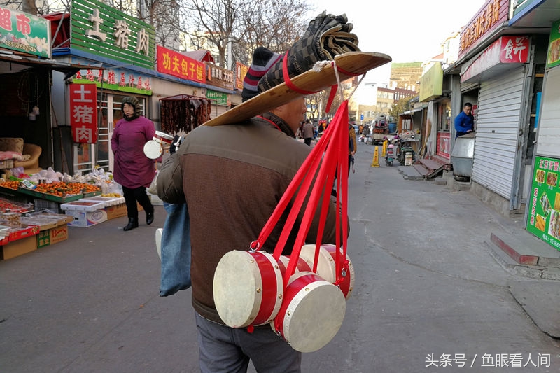 凤阳花鼓当街卖 小鼓35块钱 拨浪鼓15 菜市场走个来回没卖出一个