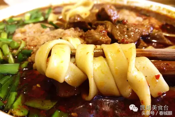 云南名声在外的8家米线店，蹲在墙脚也要吃一碗