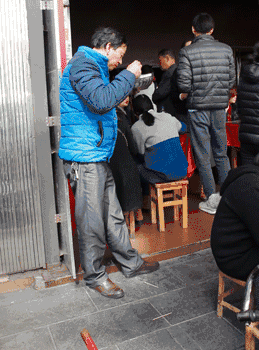 云南名声在外的8家米线店，蹲在墙脚也要吃一碗