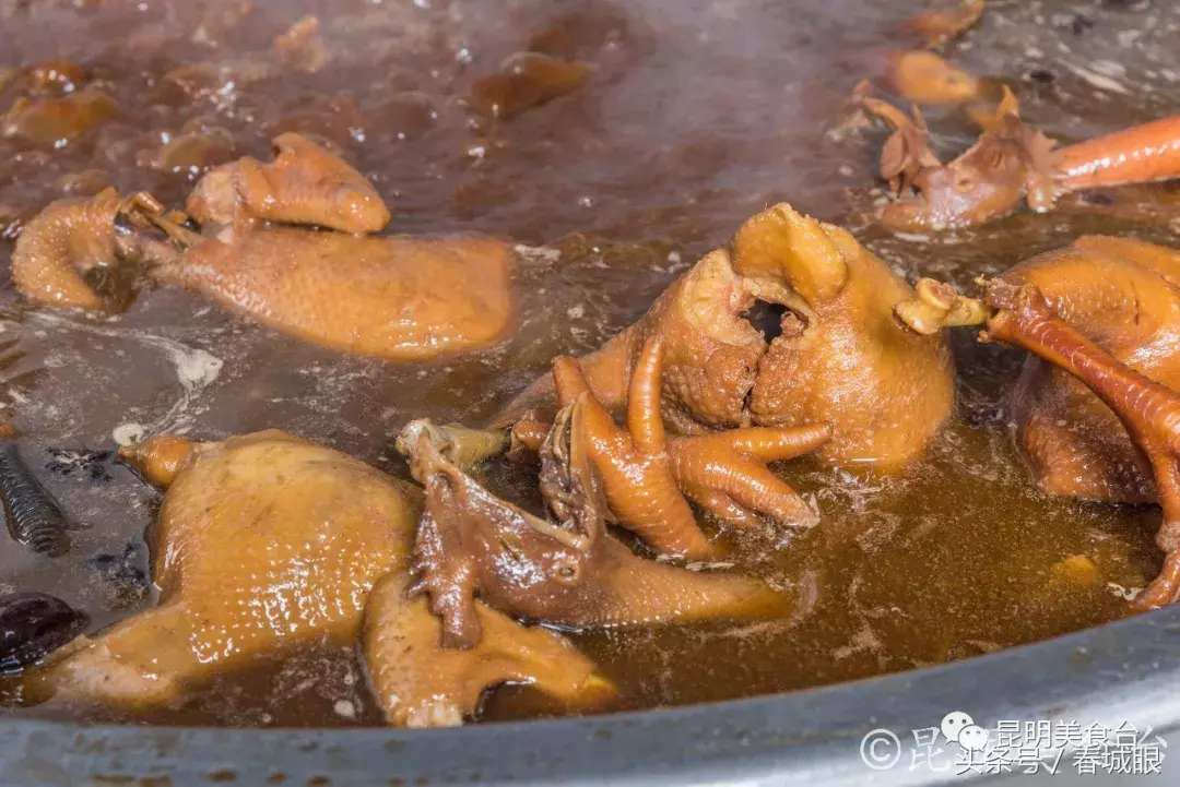 云南名声在外的8家米线店，蹲在墙脚也要吃一碗