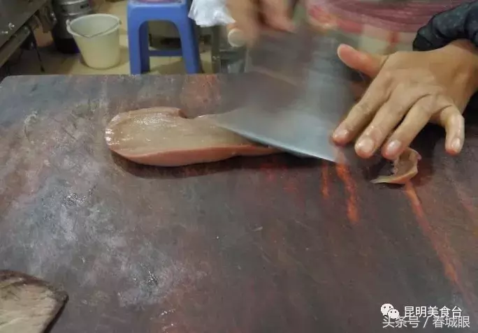 云南名声在外的8家米线店，蹲在墙脚也要吃一碗