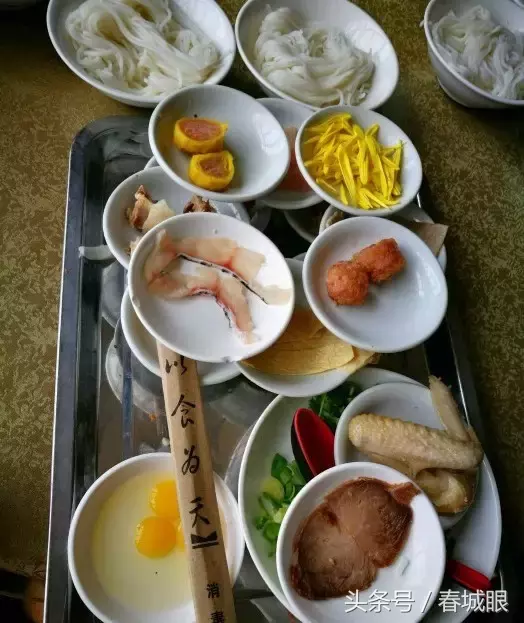 云南名声在外的8家米线店，蹲在墙脚也要吃一碗