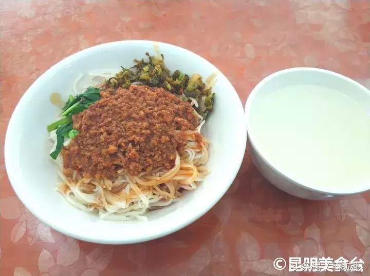 云南名声在外的8家米线店，蹲在墙脚也要吃一碗