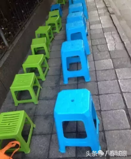 云南名声在外的8家米线店，蹲在墙脚也要吃一碗