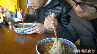 云南名声在外的8家米线店，蹲在墙脚也要吃一碗