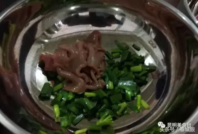 云南名声在外的8家米线店，蹲在墙脚也要吃一碗