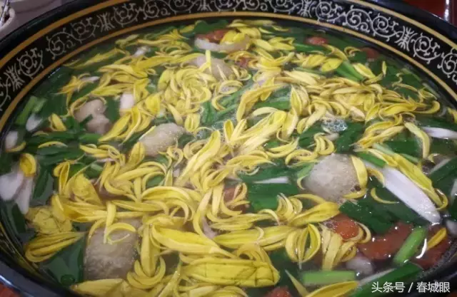 云南名声在外的8家米线店，蹲在墙脚也要吃一碗